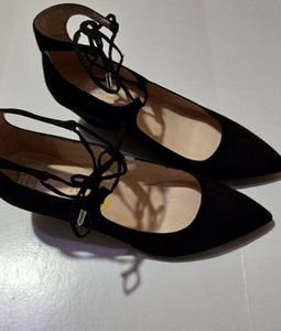 Marc Fisher Black tie lace up wedges